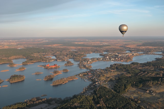 Litauen-skog-sjöar