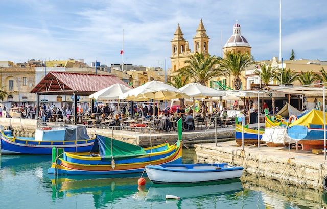 Malta-strand-hav-restaurang-turist